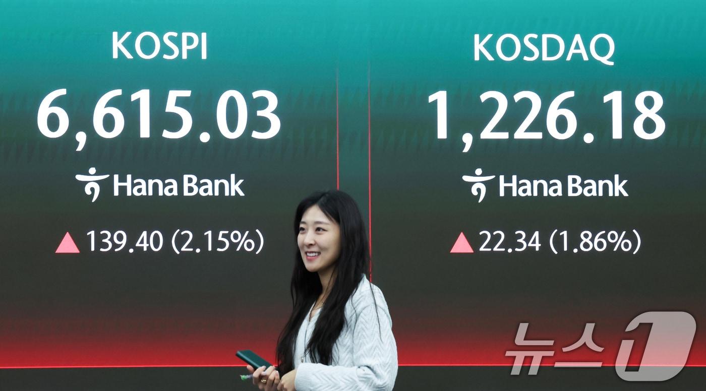 본문 이미지 - 코스피가 종가 기준 사상 최고치를 경신한 27일 오후 서울 중구 하나은행 딜링룸 전광판에 코스피 종가가 표시되고 있다.  2026.4.27 ⓒ 뉴스1 임지훈 인턴기자