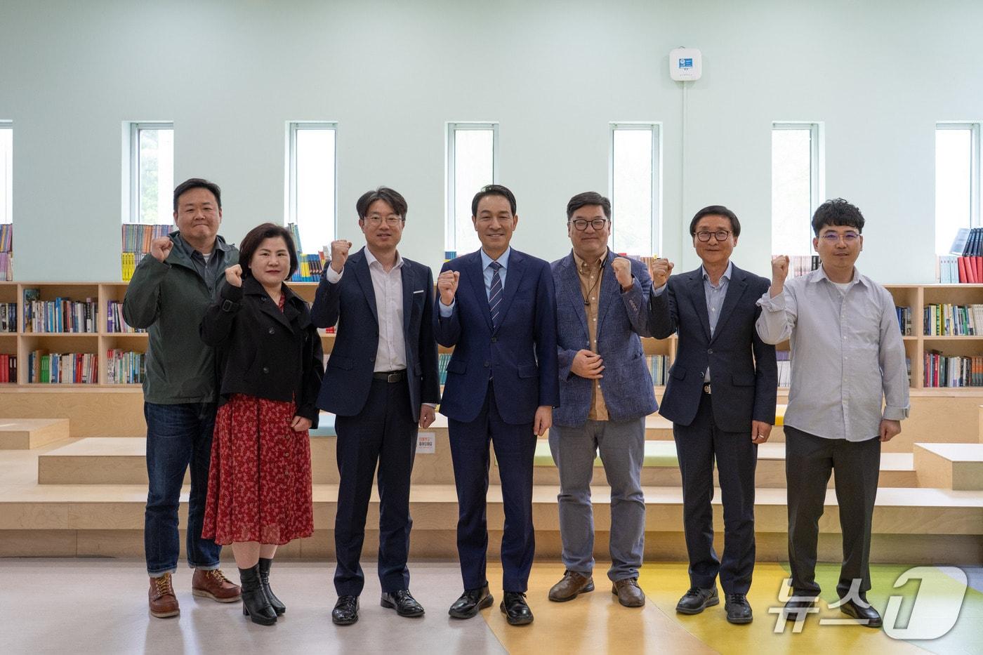 본문 이미지 - 우상호 더불어민주당 강원특별자치도지사 예비후보는 27일 춘천시청소년수련관에서 강원청소년수련시설협회 관계자들과 간담회를 갖고 시설 지원 확대를 위한 정책 협약을 논의했다.(우상호 예비후보 측 제공. 재판매 및 DB금지)/뉴스1