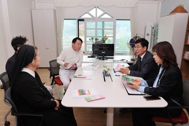 본문 이미지 - 윤건영 충북교육감이 27일 중장기 대안교육 기관을 찾아 관계자들과 이야기를 나누고 있다.(충북교육청 제공. 재판매 및 DB금지)