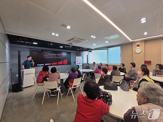 본문 이미지 - 대전동부경찰서 판암파출소 고령층 대상 보이스피싱 예방교육(대전경찰청 제공) /뉴스1