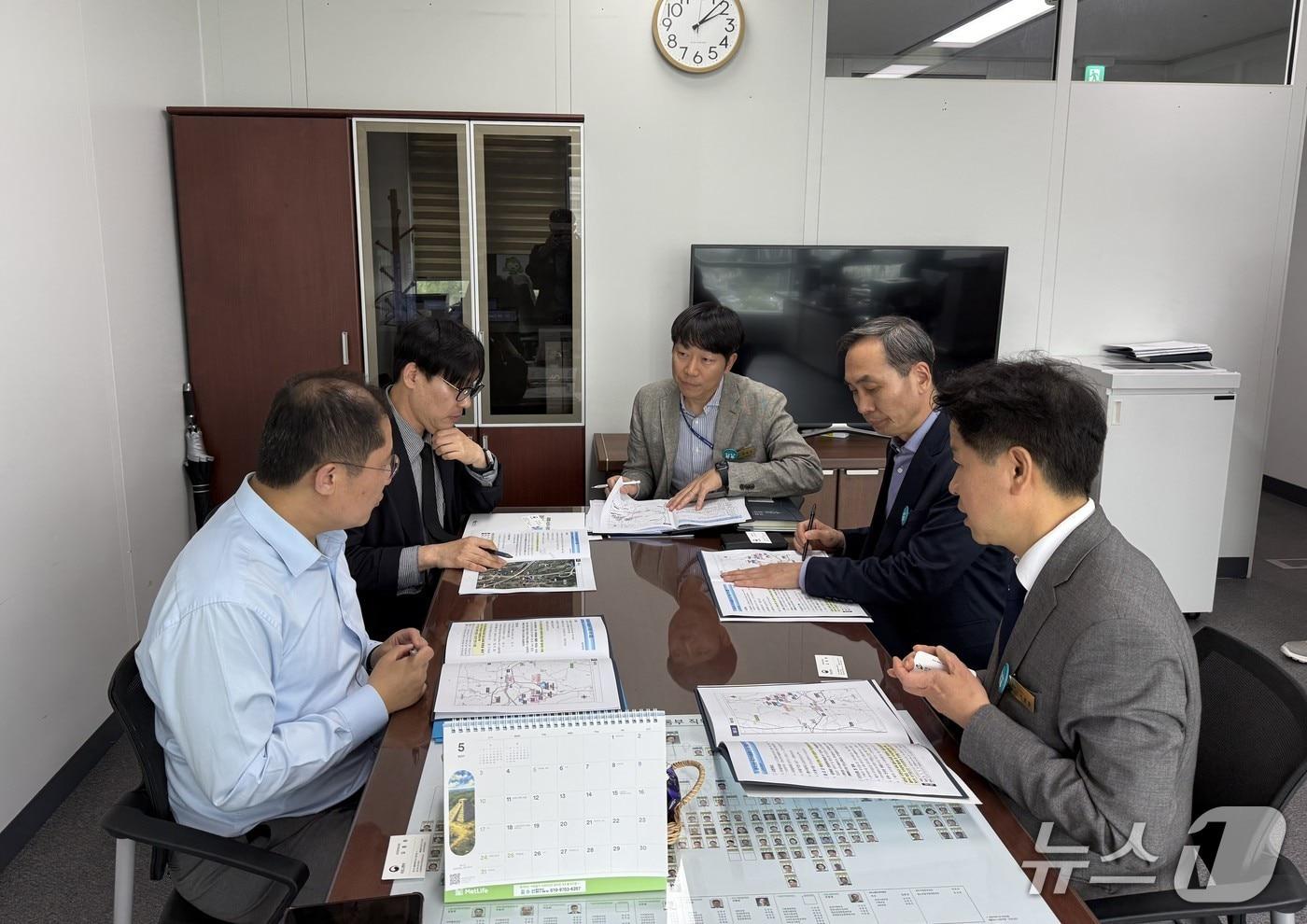 본문 이미지 - 완주군은 27일 이종훈 군수 권한대행과 기획예산실장 등 실무진이 정부세종청사를 방문해 예산 확보 활동을 펼쳤다고 밝혔다.(완주군 제공. 재판매 및 DB금지)2026.4.27/뉴스1