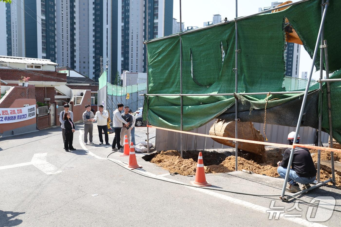 본문 이미지 - 강동효 동구의회 의원은 27일 화정1지구 도시개발사업 옹벽 철거 작업이 이뤄지고 있는 산생마을을 찾아 현장을 확인하고 주민들의 민원을 청취했다. (울산 동구의회 제공. 재판매 및 DB금지)/뉴스1