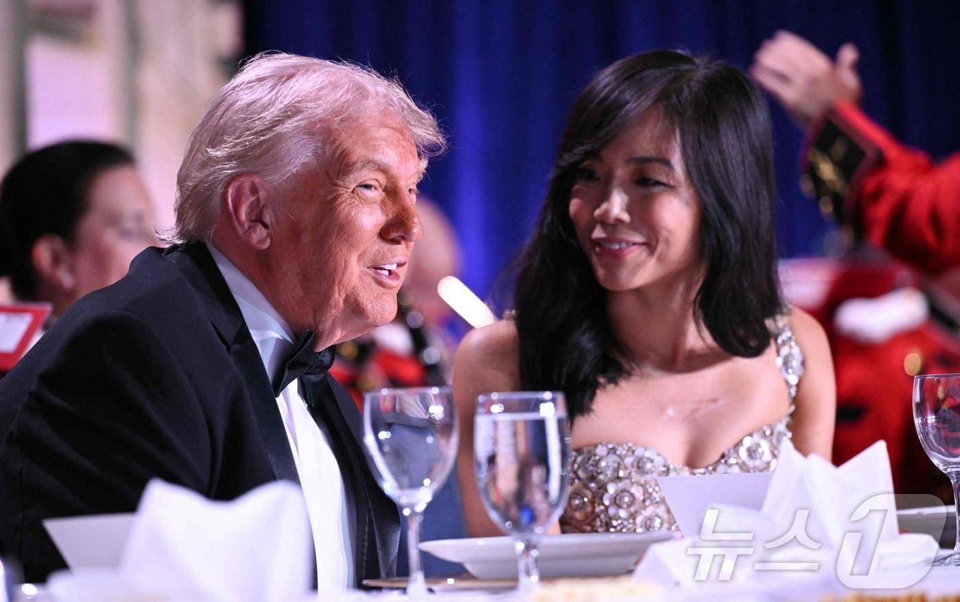 본문 이미지 - 도널드 트럼프 미국 대통령(왼쪽)과 CBS 뉴스 백악관 특파원인 장 웨이자 기자가 25일(현지시간) 워싱턴DC 워싱턴 힐튼에서 열린 백악관 특파원 만찬에 참석하고 있다. 2026.4.25 ⓒ AFP=뉴스1