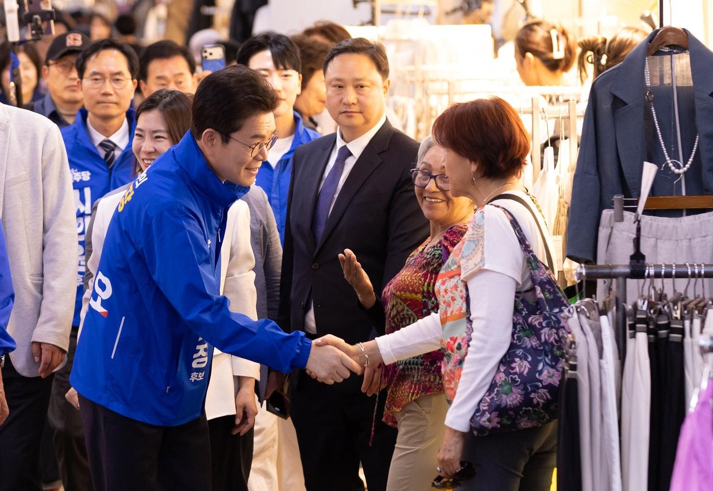 본문 이미지 - 27일 서울 서초구 고속버스터미널 지하상가에 방문한 정원오 더불어민주당 서울시장 후보.(정원오 캠프 제공)