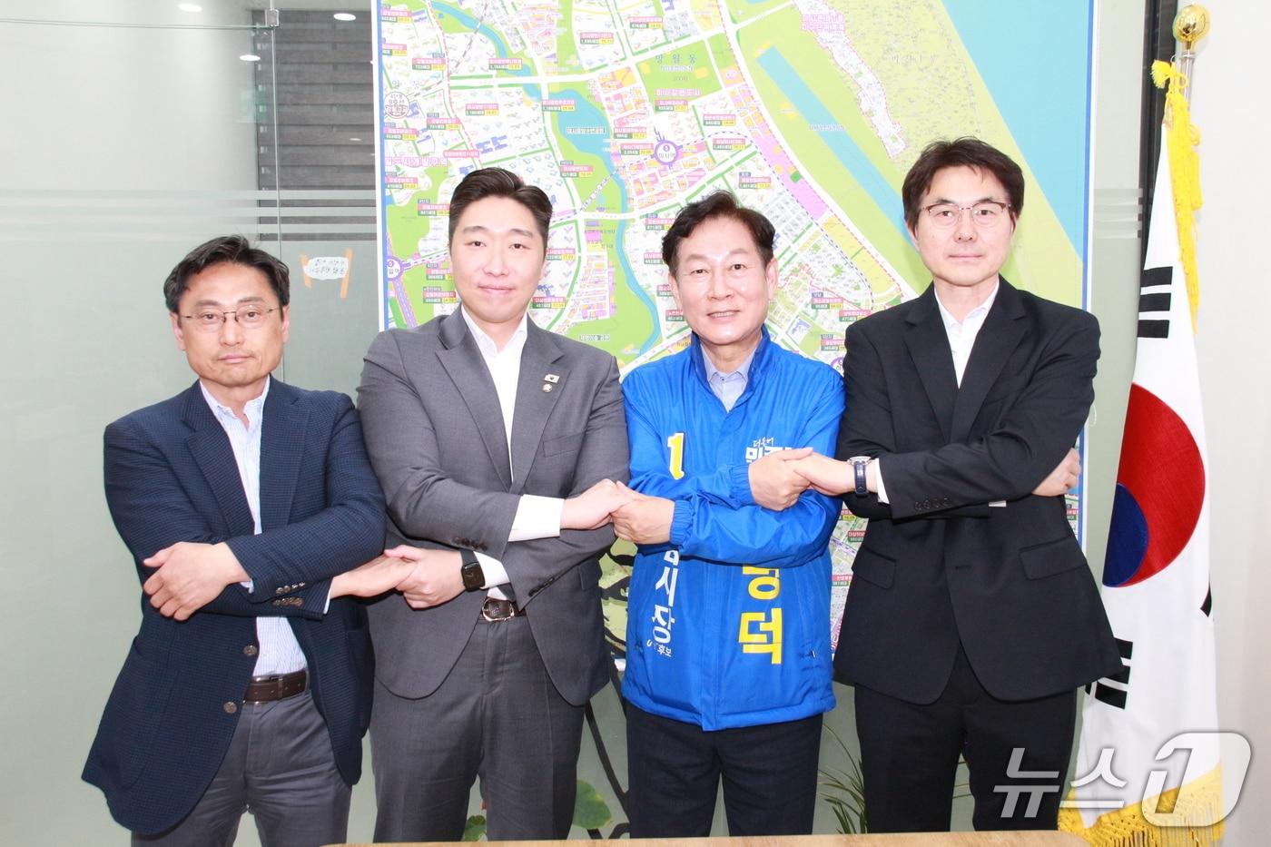 본문 이미지 -  왼쪽부터 오후석 전 경기도2부지사, 김용만 국회의원, 강병덕 하남시장 후보, 서정완 전 대통령비서실 정무수석실 자치발전비서관실 행정관.(강 후보 측 제공. 재판매 및 DB 금지)/뉴스1