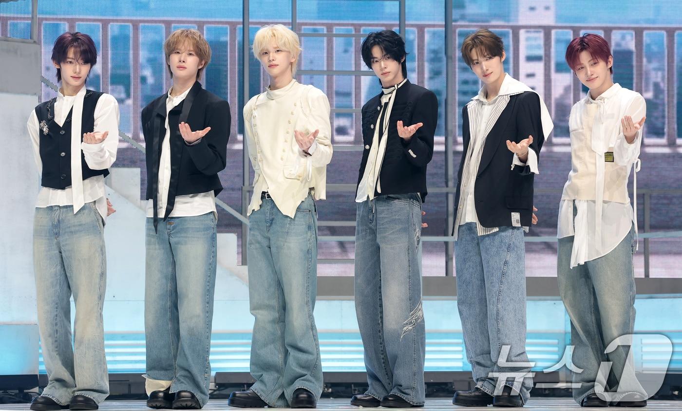 본문 이미지 - 그룹 투어스(TWS) 한진(왼쪽부터)과 경민, 신유, 도훈, 영재, 지훈 2026.4.27 ⓒ 뉴스1 권현진 기자