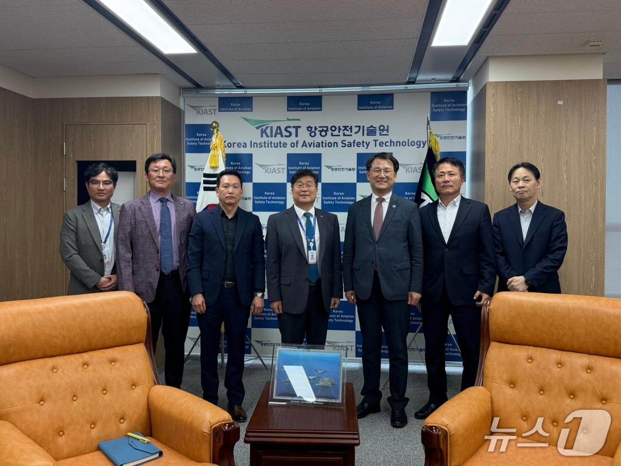 본문 이미지 - 인천시는 정부의 공공기관 2차 지방 이전 움직임에 맞서 항공안전기술원을 찾아 지역의 미래 먹거리가 달린 핵심 기관을 지키기 위한 강도 높은 현장 대응에 나섰다. (인천시 제공.재판매 및 DB금지)