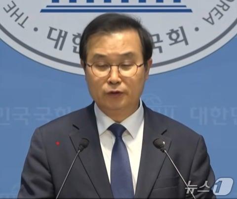 본문 이미지 - 이건태 의원이 27일 국회에서 기자회견을 하고 있는 모습.(유튜브 영상 캡처)