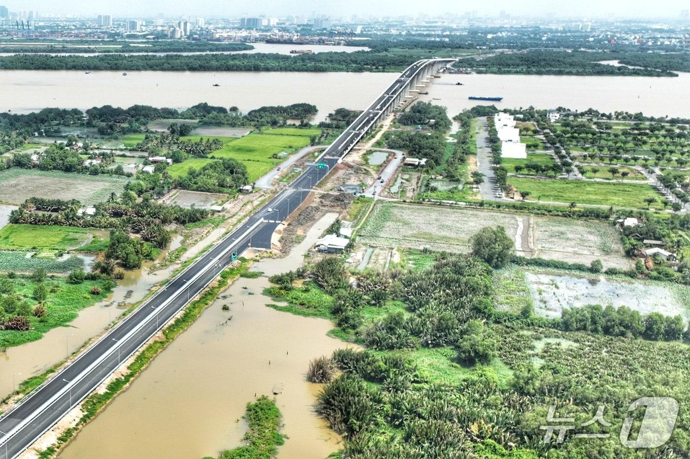 본문 이미지 -  동부건설이 시공한 베트남 ‘떤반~년짝 도로건설(2공구)’.(동부건설 제공)