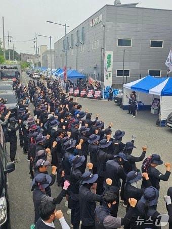 본문 이미지 - 민주노총 화물연대가 27일 CU 진천물류센터 앞에서 약식 집회를 진행하고 있다(화물연대 제공. 재판매 및 DB금지). 2026.4.27