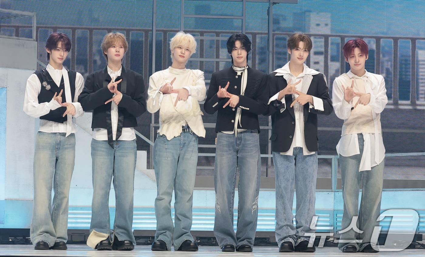 본문 이미지 - 그룹 투어스(TWS) 한진(왼쪽부터)과 경민, 신유, 도훈, 영재, 지훈이 27일 오후 서울 광진구 예스24라이브홀에서 가진 미니 5집 ‘노 트레지디(NO TRAGEDY)’ 발매 기념 쇼케이스에서 포즈를 취하고 있다. 2026.4.27 ⓒ 뉴스1 권현진 기자