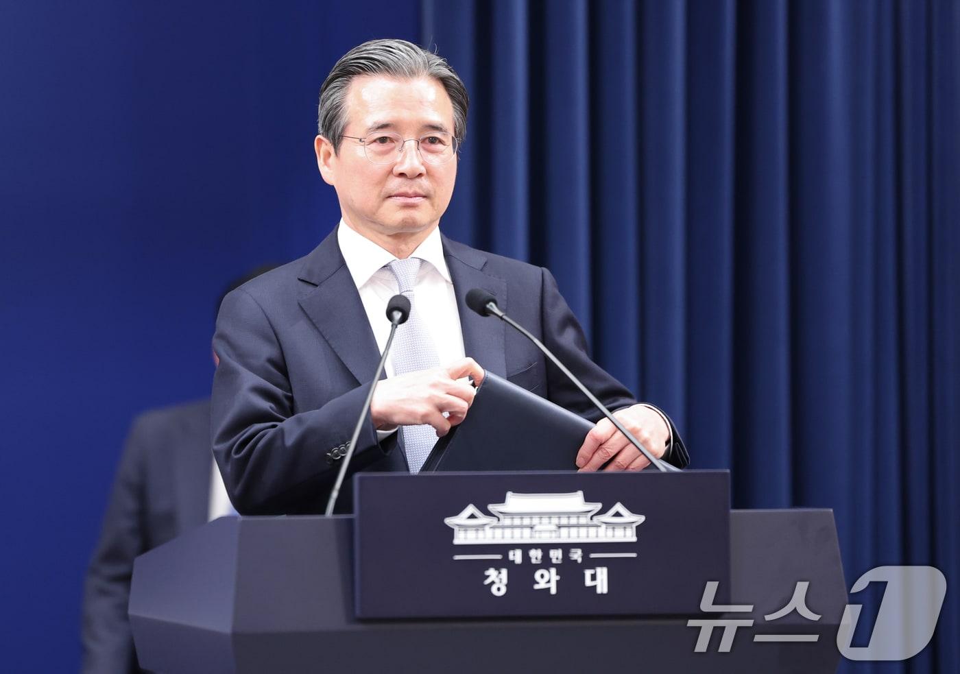 본문 이미지 - 김용범 정책실장이 27일 청와대 춘추관에서 데미스 하사비스 구글 딥마인드 공동창업자 겸 대표 접견 관련 브리핑을 하기 위해 입장하고 있다. 2026.4.27 ⓒ 뉴스1 허경 기자