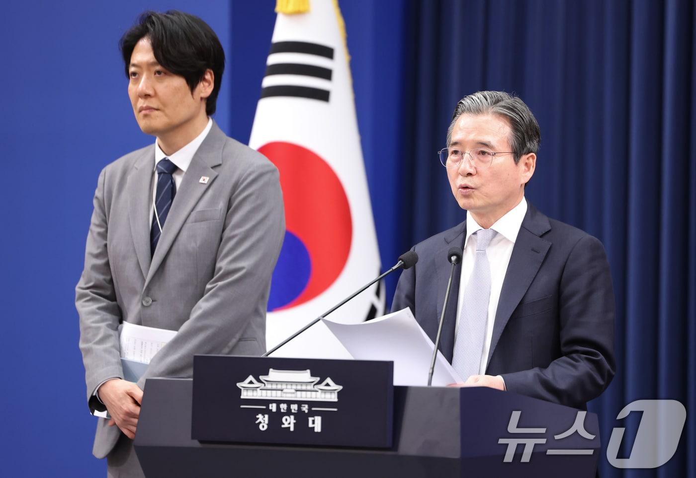 본문 이미지 - 김용범 정책실장이 27일 청와대 춘추관에서 데미스 하사비스 구글 딥마인드 공동창업자 겸 대표 접견 관련 브리핑을 하고 있다. 왼쪽은 김우창 국가AI정책비서관. 2026.4.27 ⓒ 뉴스1 허경 기자