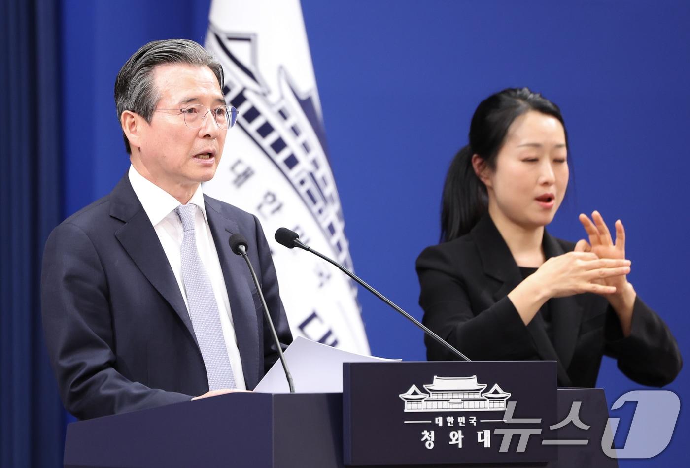 본문 이미지 - 김용범 정책실장이 27일 청와대 춘추관에서 데미스 하사비스 구글 딥마인드 공동창업자 겸 대표 접견 관련 브리핑을 하고 있다. 2026.4.27 ⓒ 뉴스1 허경 기자