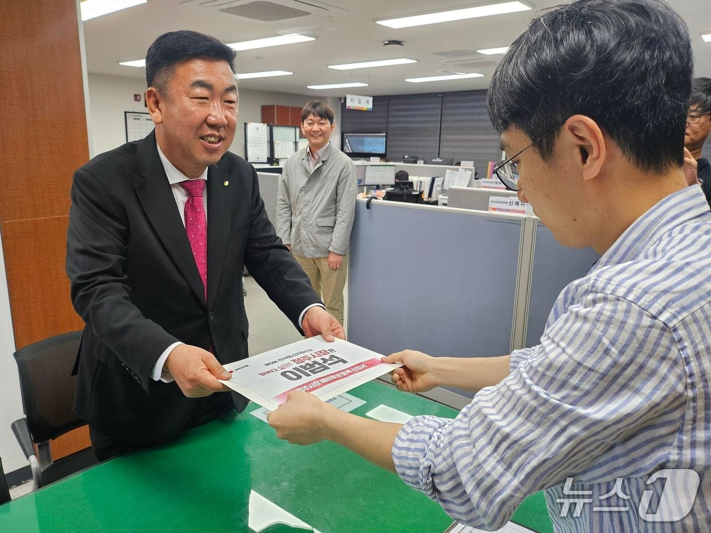 본문 이미지 - 예비후보 등록하는 이범석 청주시장(선거캠프 제공. 재판매 및 DB금지)