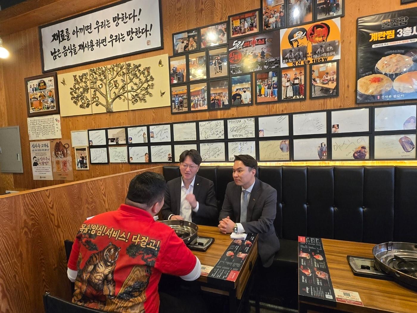 본문 이미지 - '찾아가는 금융상담 서비스' 운영 모습.(충남신보 제공. 재판매 및 DB금지)/뉴스1