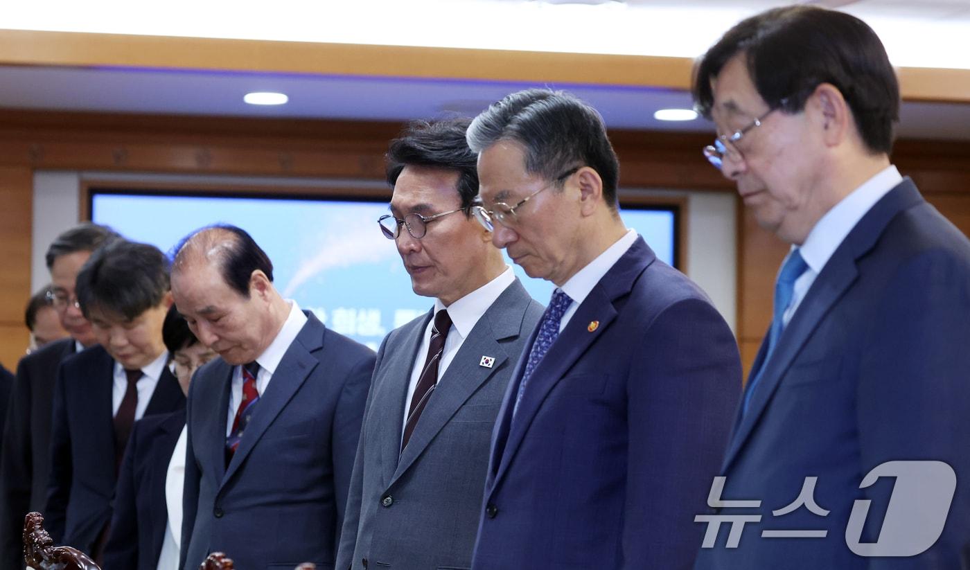 본문 이미지 - 김민석 국무총리와 위원들이 27일 오후 서울 종로구 세종대로 정부서울청사에서 열린 2026 국가보훈위원회에서 호국영령과 순국선열에 대한 묵념을 하고 있다. 2026.4.27 ⓒ 뉴스1 김명섭 기자