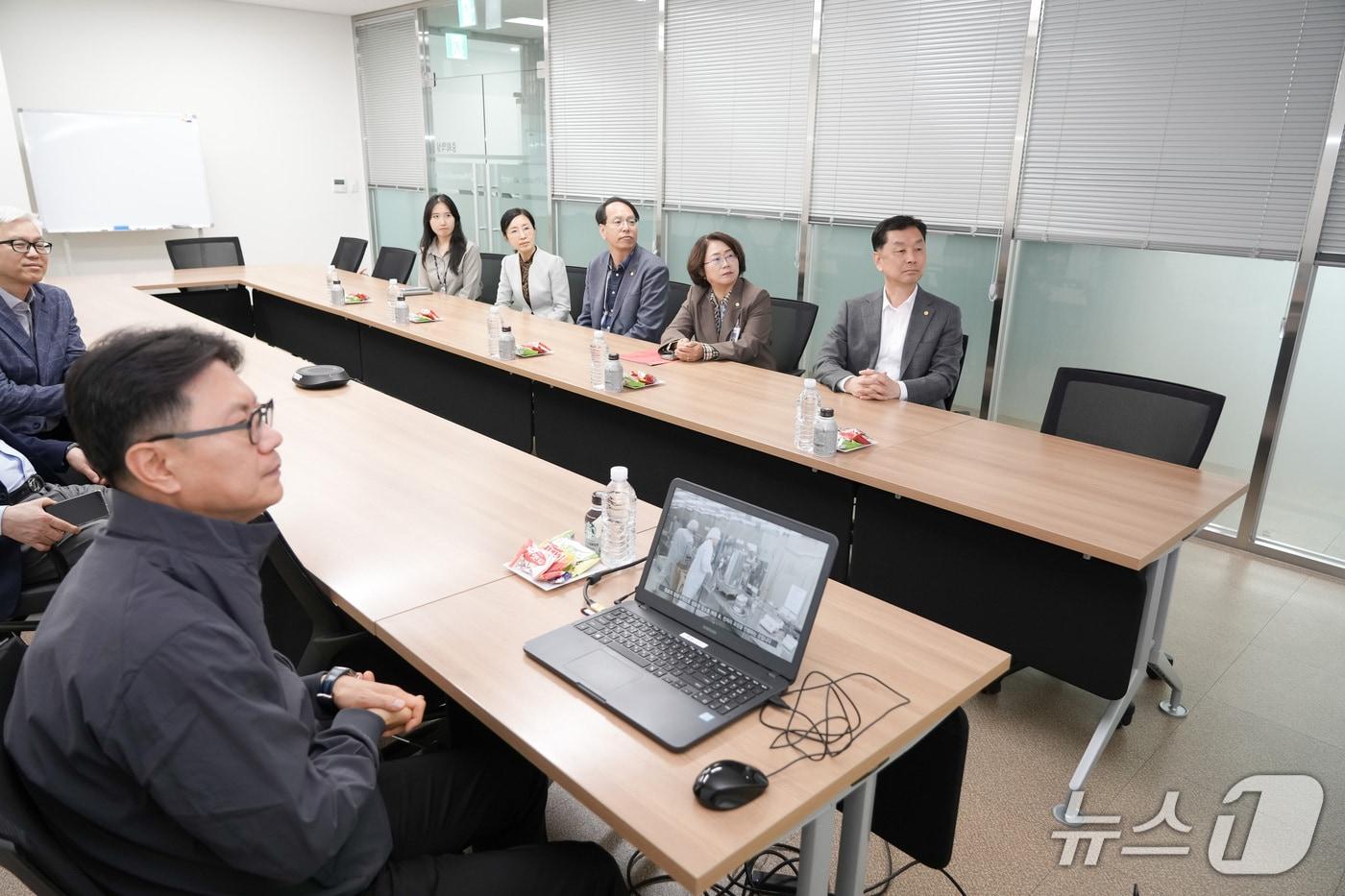 본문 이미지 - 김상영 강원 강릉시장 권한대행(사진 오른쪽)과 시 관계자들이 27일 과학일반산업단지 내 입주 기업을 방문해 중동발 원자재난 관련 애로사항을 청취하고 있다. 2026.4.27/뉴스1