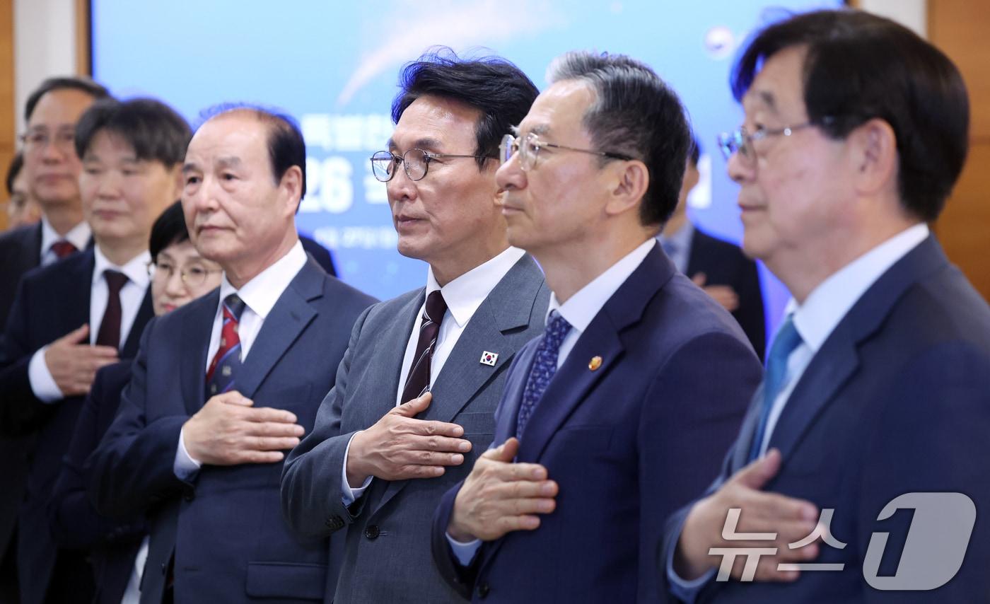 본문 이미지 - 김민석 국무총리와 위원들이 27일 오후 서울 종로구 세종대로 정부서울청사에서 열린 2026 국가보훈위원회에서 국기에 대한 경례를 하고 있다. 2026.4.27 ⓒ 뉴스1 김명섭 기자