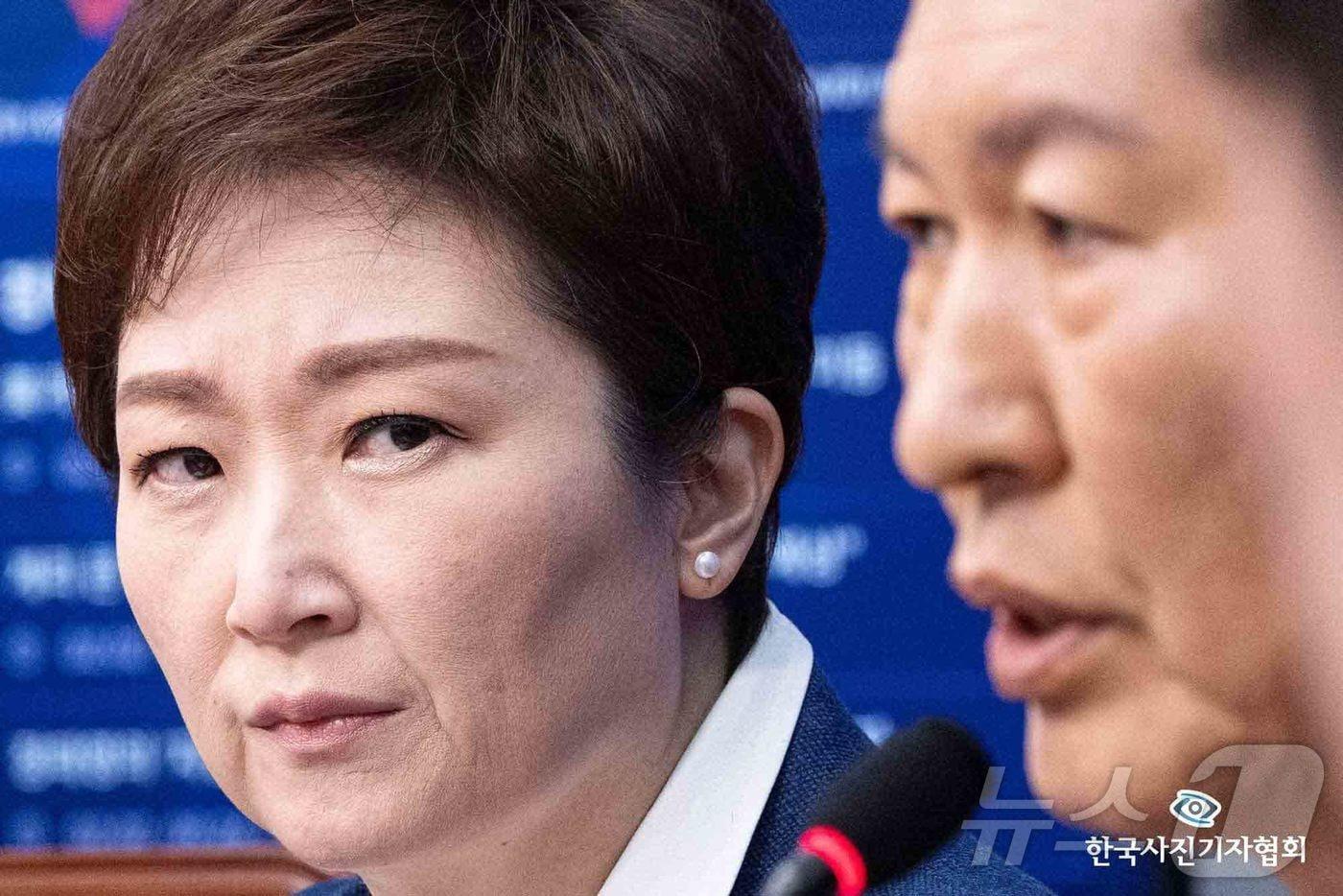 본문 이미지 - 지난 2월 2일 당시  이언주 더불어민주당 최고위원이 서울 여의도 국회에서 열린 최고위원회의에서 조국혁신당과의 합당 제안 발언을 하는 정청래 대표를 노려보고 있다. 2026.2.2 2026.4.27 ⓒ 뉴스1 황기선 기자