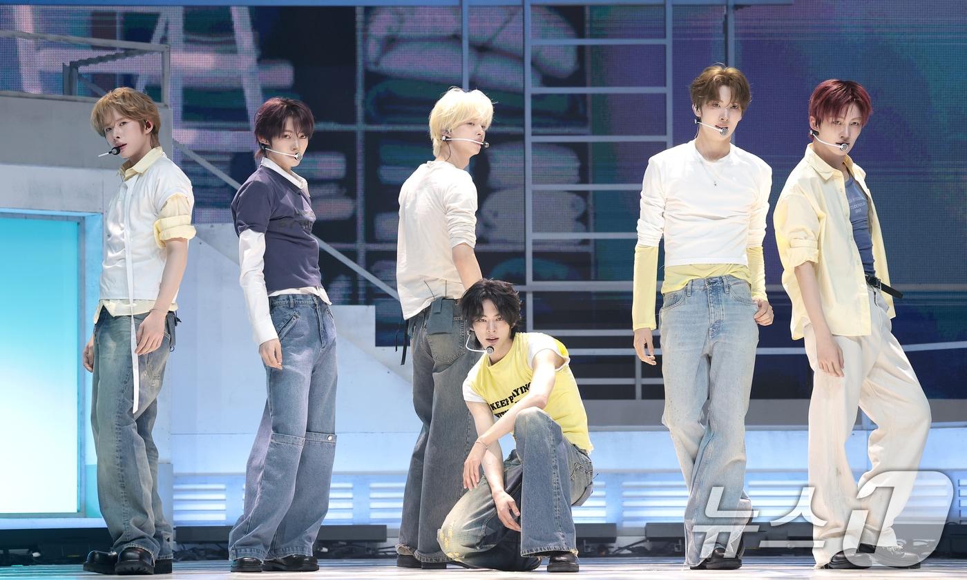 본문 이미지 - 그룹 투어스(TWS)가 27일 오후 서울 광진구 예스24라이브홀에서 가진 미니 5집 ‘노 트레지디(NO TRAGEDY)’ 발매 기념 쇼케이스에서 타이틀곡 ‘너의 모든 가능성이 되어줄게’를 선보이고 있다. 2026.4.27 ⓒ 뉴스1 권현진 기자