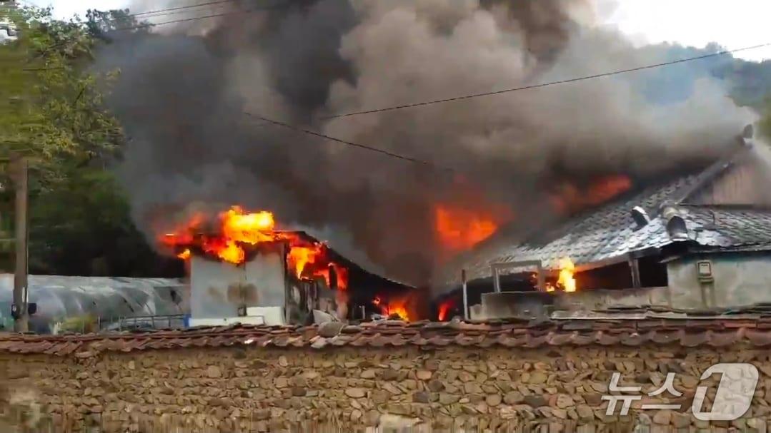 본문 이미지 - 27일 전남 곡성군 한 주택에 불이 난 모습.(사진=전남소방본부 제공. 재판매 및 DB 금지)