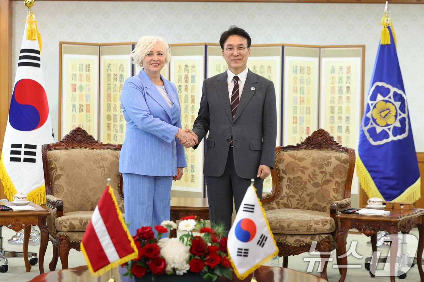 본문 이미지 - 김민석 국무총리가 27일 서울 종로구 세종대로 정부서울청사에서 미에리냐 라트비아 국회의장과 면담을 하고 있다. (국무총리실 제공. 재판매 및 DB 금지) 2026.4.27 ⓒ 뉴스1 김명섭 기자