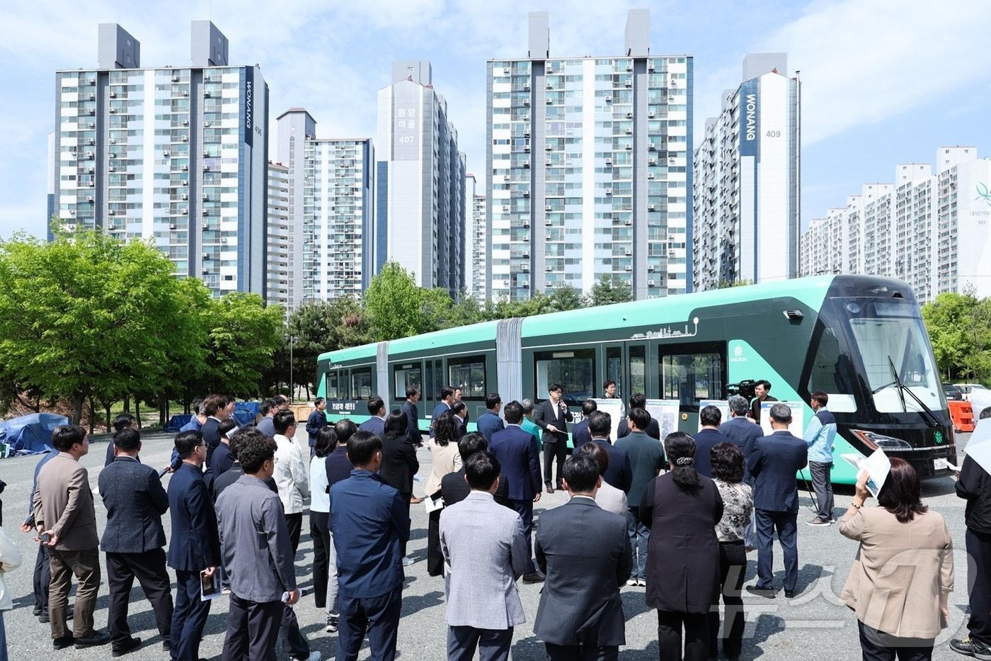 본문 이미지 - 대전시는 27일 3칸 굴절차량 차고지 예정지인 건양대학교병원 주차장에서 국내 최초로 도입되는 신교통수단 ‘3칸 굴절차량’의 안정적인 운행을 위해 유관부서 합동점검을 실시했다. (대전시 제공, 재판매 및 DB 금지) 2026.4.27 ⓒ 뉴스1 