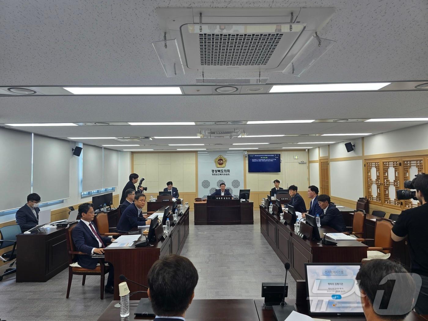 본문 이미지 - 경북도의회 행정보건복지위원회는 27일 시·군의회 의원 선거구와 선거구별 의원정수에 관한 조례 일부개정조례안을 수정 가결했다. (경북도의회 제공, 재판매 및 DB 금지)