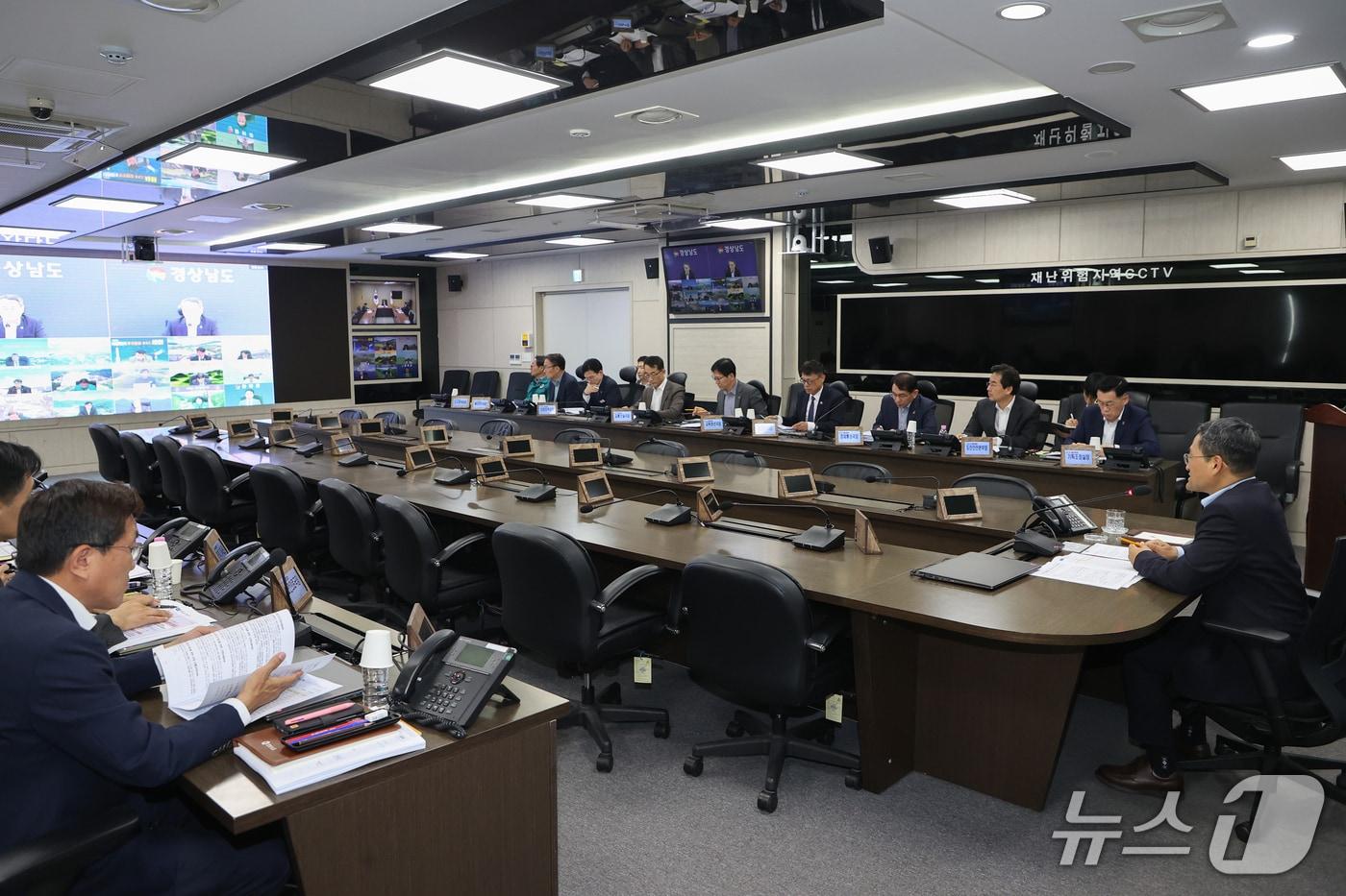 본문 이미지 - 27일 경남도청 영상회의실에서 박일웅 경남지사 권한대행 주재로 18개 시군 부단체장이 참여하는 현안 회의가 열리고 있다.(경남도 제공. 재판매 및 DB금지)