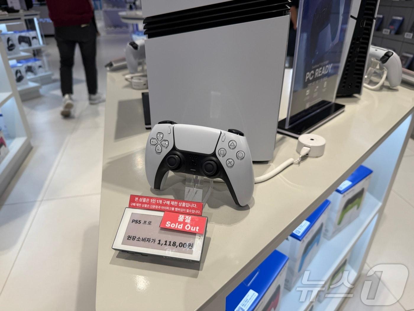 본문 이미지 - 27일 서울 용산구 한강로 일대 플레이스테이션 공식 판매점에 전시된 PS5 프로 가격표에 '품절' 표시가 붙어 있다. 소니인터랙티브엔터테인먼트코리아는 다음 달 1일부터 PS5 제품군 판매 가격을 인상한다. 2026.4.27 ⓒ 뉴스1