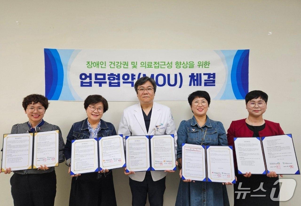 본문 이미지 - 충북지역장애인보건의료센터, 충북장애인부모연대 등 관계자들 업무협약식.(충북대학교병원 제공. 재판매 및 DB금지)