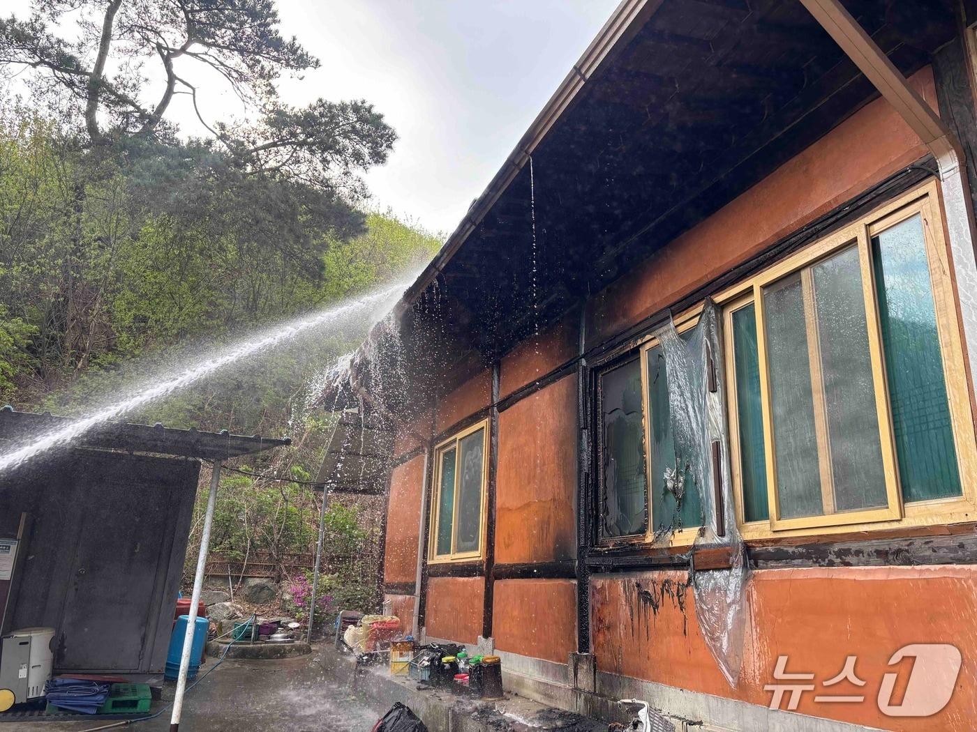 본문 이미지 - 강원 원주 흥업면 주택 화재 현장.(강원도소방본부 제공, 재판매 및 DB금지)