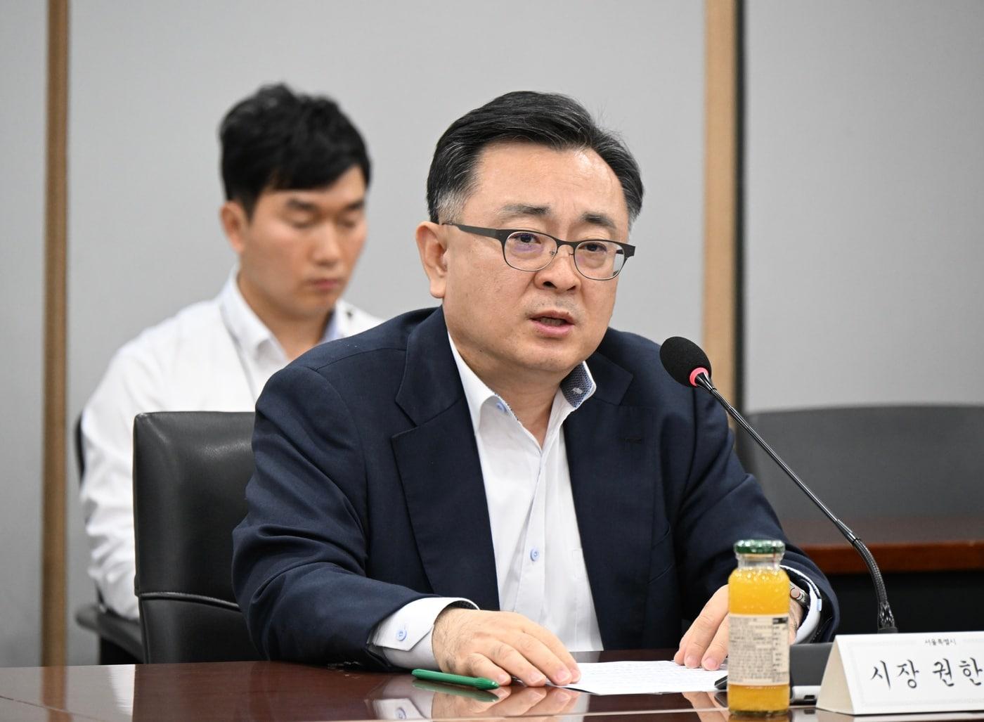 본문 이미지 - 김성보 서울시장 권한대행이 정례간부회의에서 주요 당부사항을 전달하고 있다.