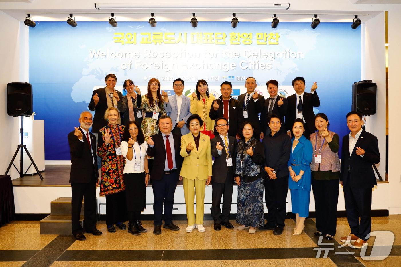 본문 이미지 - 김경희 시장(앞줄 왼쪽 5번째)이 이천을 방문한 미국, 중국, 일본 대표단과 기념촬영을 하고 있는 모습.(이천시 제공)