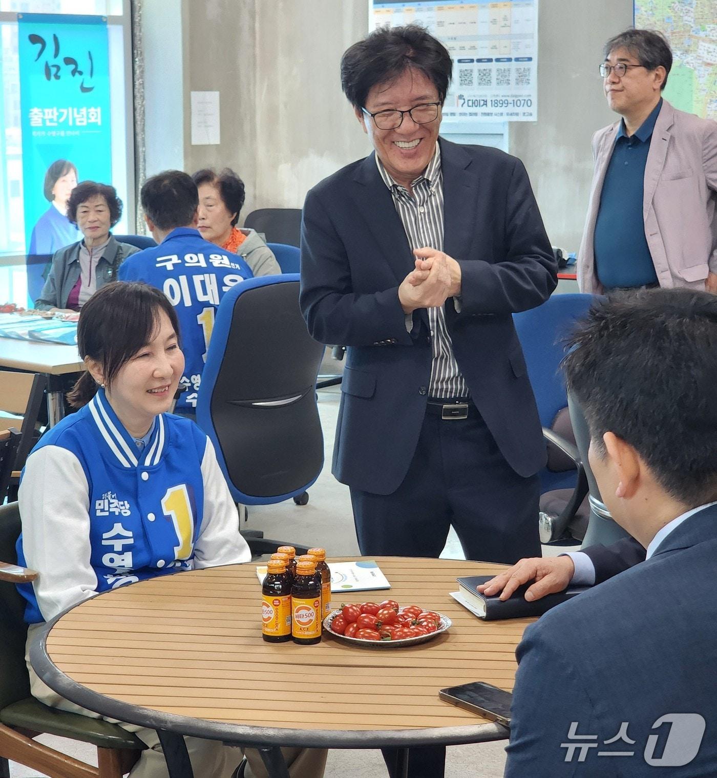 본문 이미지 - 김진 후보(왼쪽)가 선거사무소 개소식 참석자들과 이야기를 나누고 있다.(김진 후보 측 제공. 재판매 및 DB금지)