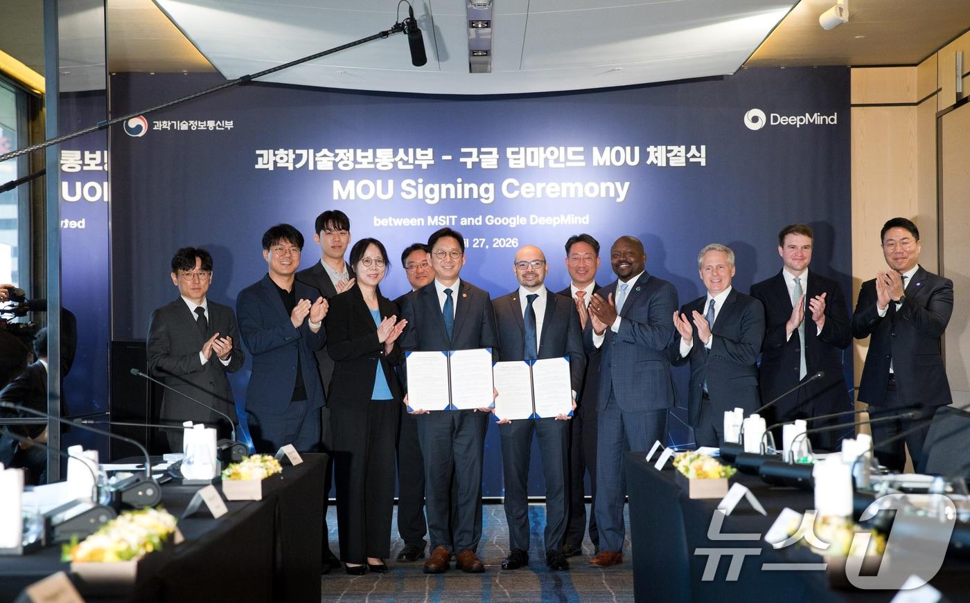 본문 이미지 - 배경훈 부총리 겸 과학기술정보통신부 장관과 데미스 하사비스 구글 딥마인드 공동창업자 및 CEO가 27일 오후 서울 종로구 포시즌스호텔에서열린 과기부-구글 딥마인드 MOU 체결식에서 기념촬영을 하고 있다. (과기부 제공. 재판매 및 DB금지) 2026.4.27 ⓒ 뉴스1