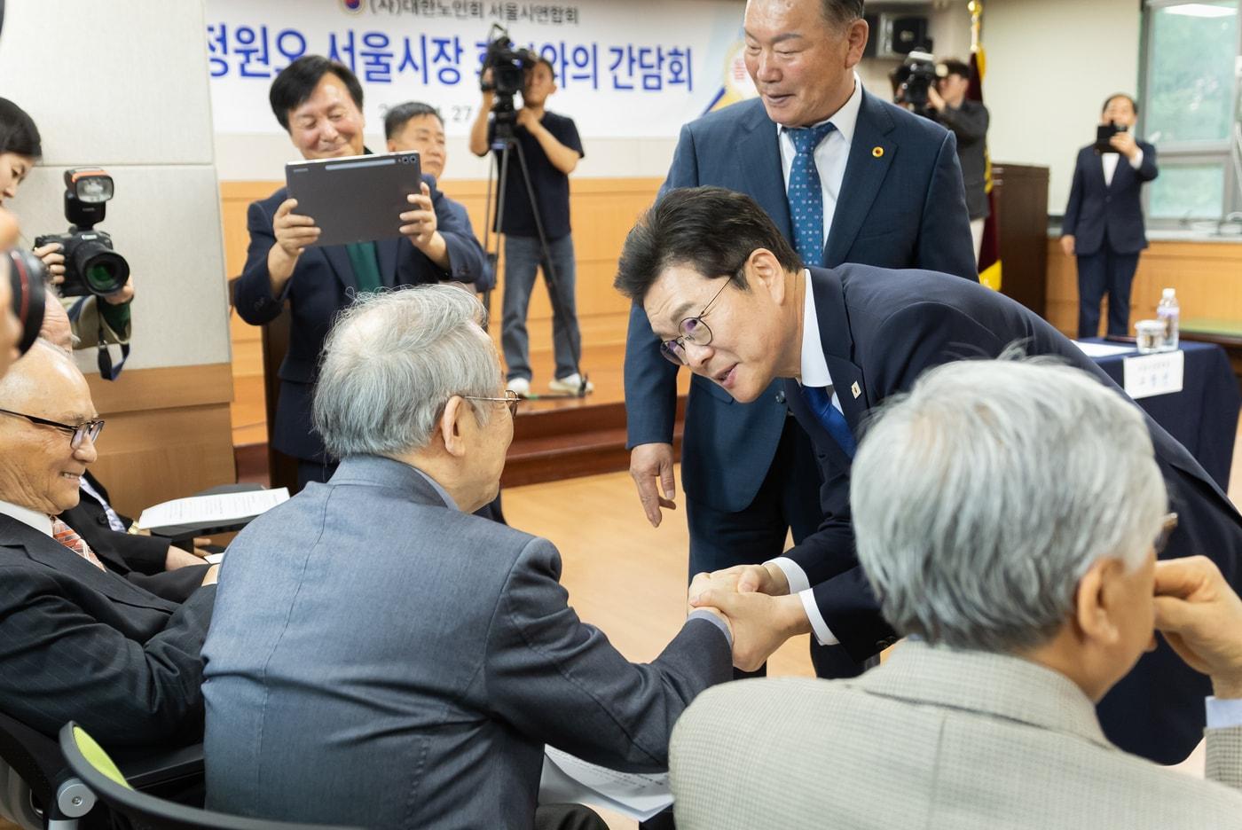 본문 이미지 - 27일 오후 정원오 더불어민주당 서울시장 후보는 대한노인회 서울시연합회를 찾아 간담회를 가졌다. (정원오 캠프 제공)