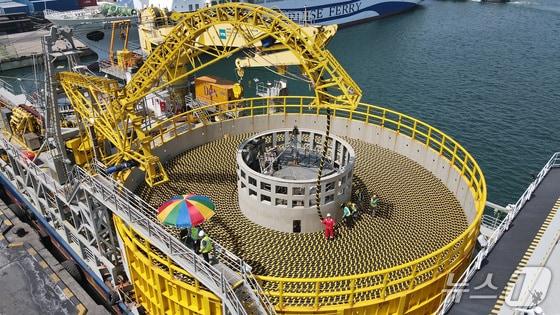 본문 이미지 - LS전선이 강원도 동해시 동해항에서 해저케이블을 선적하고 있다.(LS전선 제공)/뉴스1