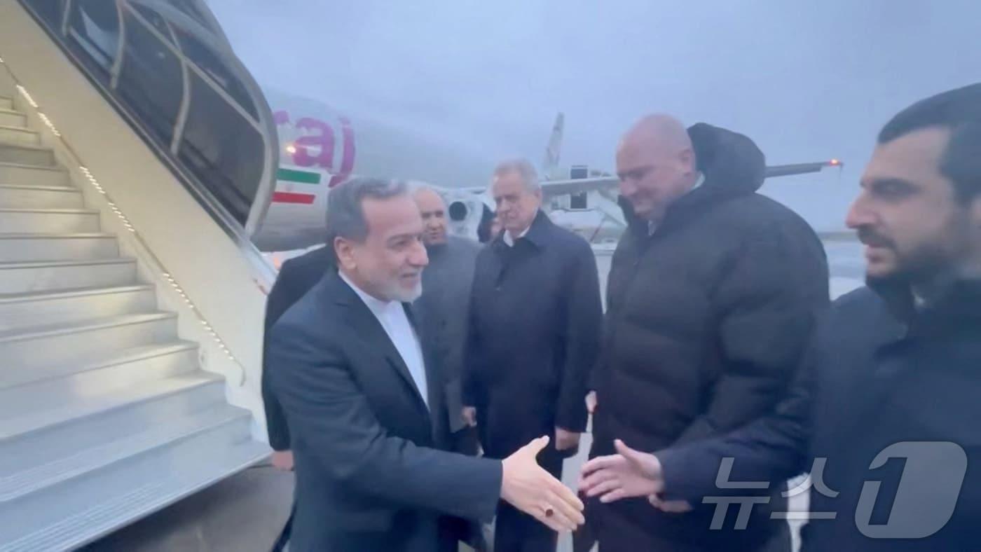 본문 이미지 - 아바스 아라그치 이란 외무장관(왼쪽)이 27일(현지시간) 블라디미르 푸틴 러시아 대통령과 회담하기 위해 상트페테르부르크에 도착했다. 2026.4.27 ⓒ 로이터=뉴스1