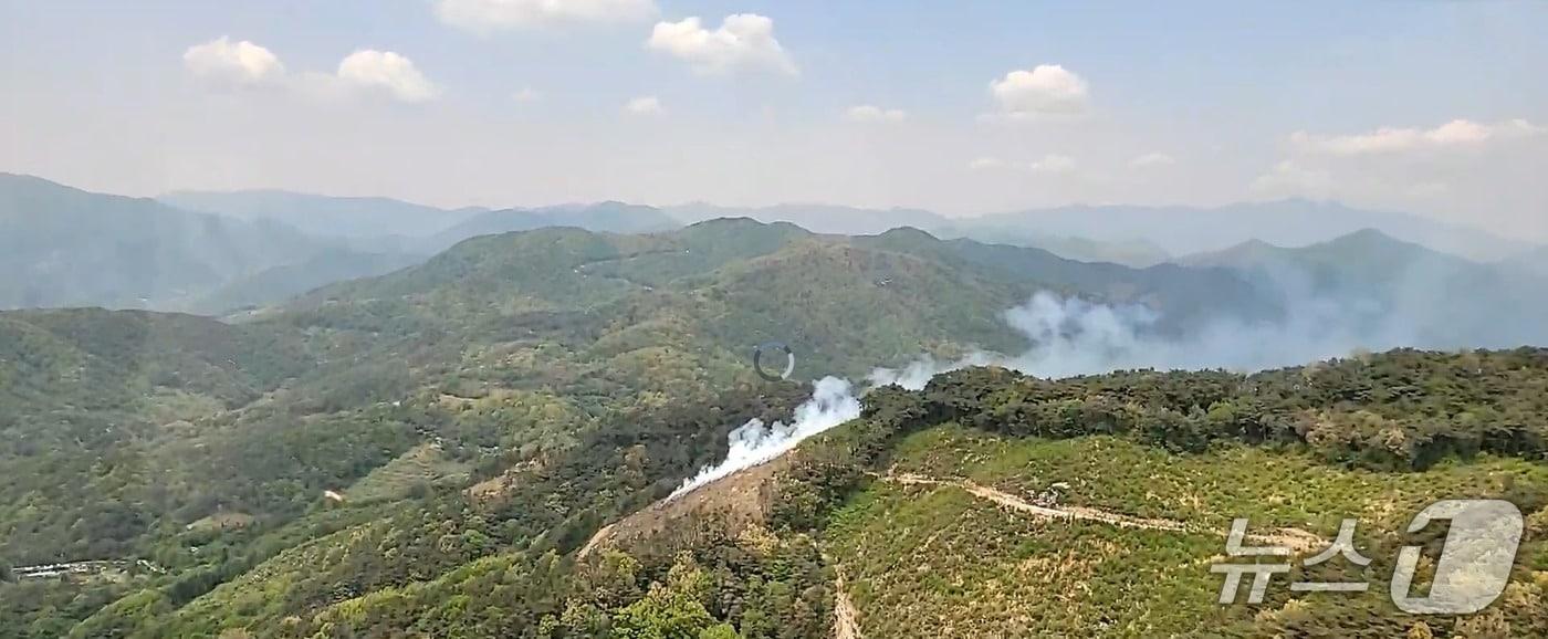 본문 이미지 - 하동 산불 현장(산림청 제공. 재판매 및 DB금지). 2026.4.27