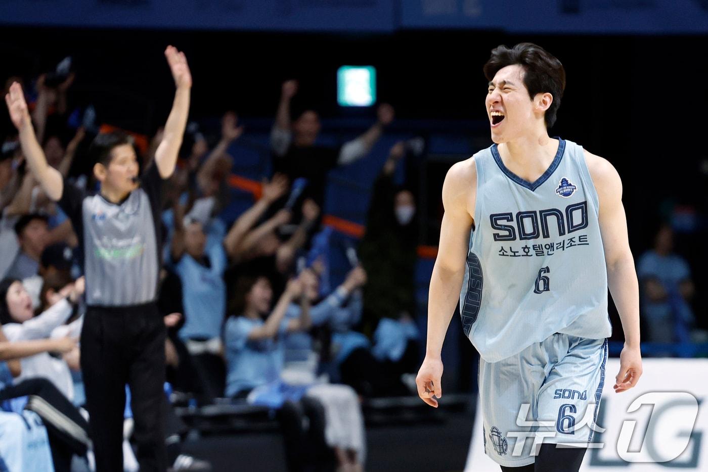 본문 이미지 - 27일 오후 경기도 고양시 일산서구 중앙로 고양소노아레나에서 열린 2025-26 프로농구 4강 플레이오프 3차전 고양 소노 스카이거너스와 창원 LG 세이커스의 경기에서 소노 이정현이 3점슛을 성공한 뒤 포효하고 있다. 2026.4.27 ⓒ 뉴스1 박정호 기자