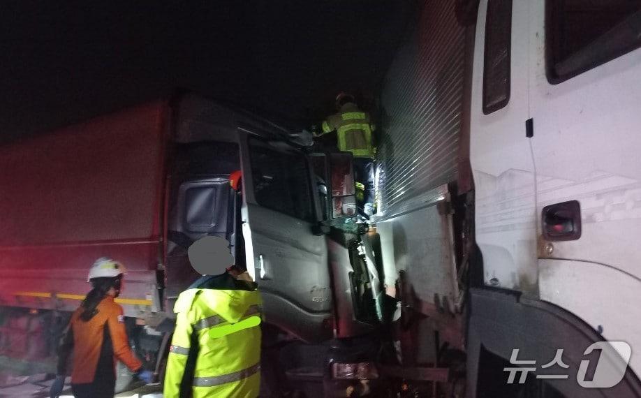 본문 이미지 - 27일 오후 7시 22분쯤 경북 구미시 도개면 상주영천고속도로 상주방향 13.7㎞지점에서 고장으로 정차 중인 8톤 트레일러를 뒤따르던 25톤 윙바디가 추돌해 구조대가 운전자를 구조하고 있다.(경북소방본부 제공. 재판매 및 DB 금지)2026.4.27/뉴스1