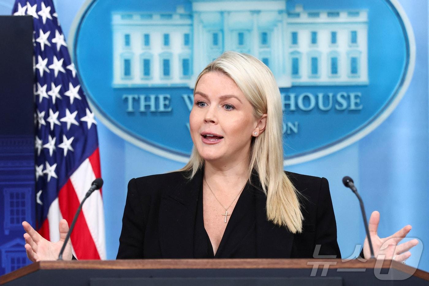 본문 이미지 - 27일(현지시간) 미국 워싱턴DC 백악관의 캐롤라인 레빗 대변인이 기자회견을 열고 있다. 2026.04.27 ⓒ 로이터=뉴스1