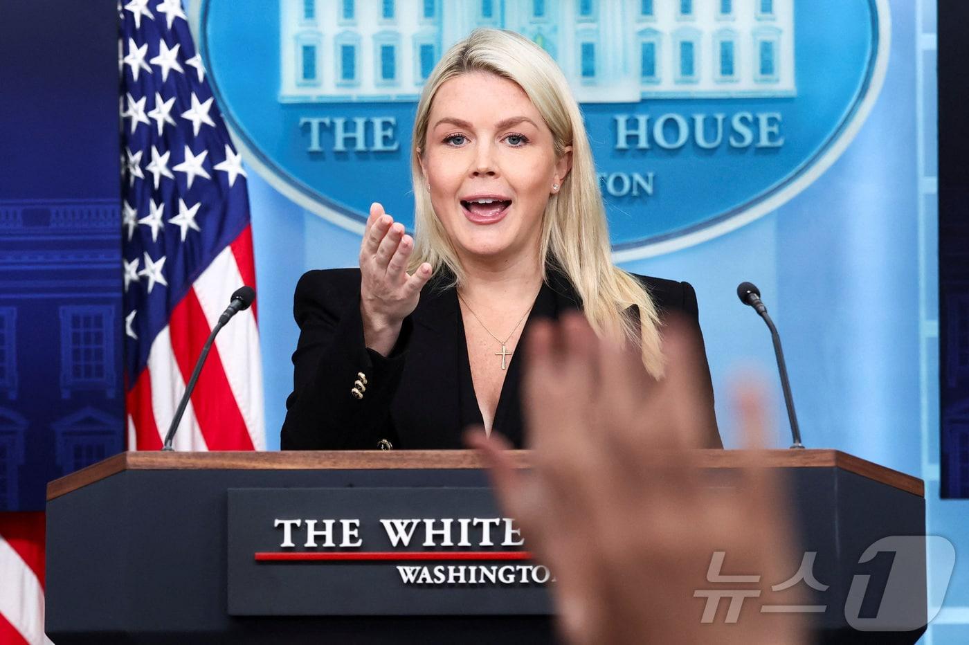 본문 이미지 - 캐롤라인 레빗 미국 백악관 대변인이 27일(현지시간) 워싱턴DC 백악관에서 열린 브리핑에서 질문할 기자를 지명하고 있다 .2026.04.27. ⓒ 로이터=뉴스1
