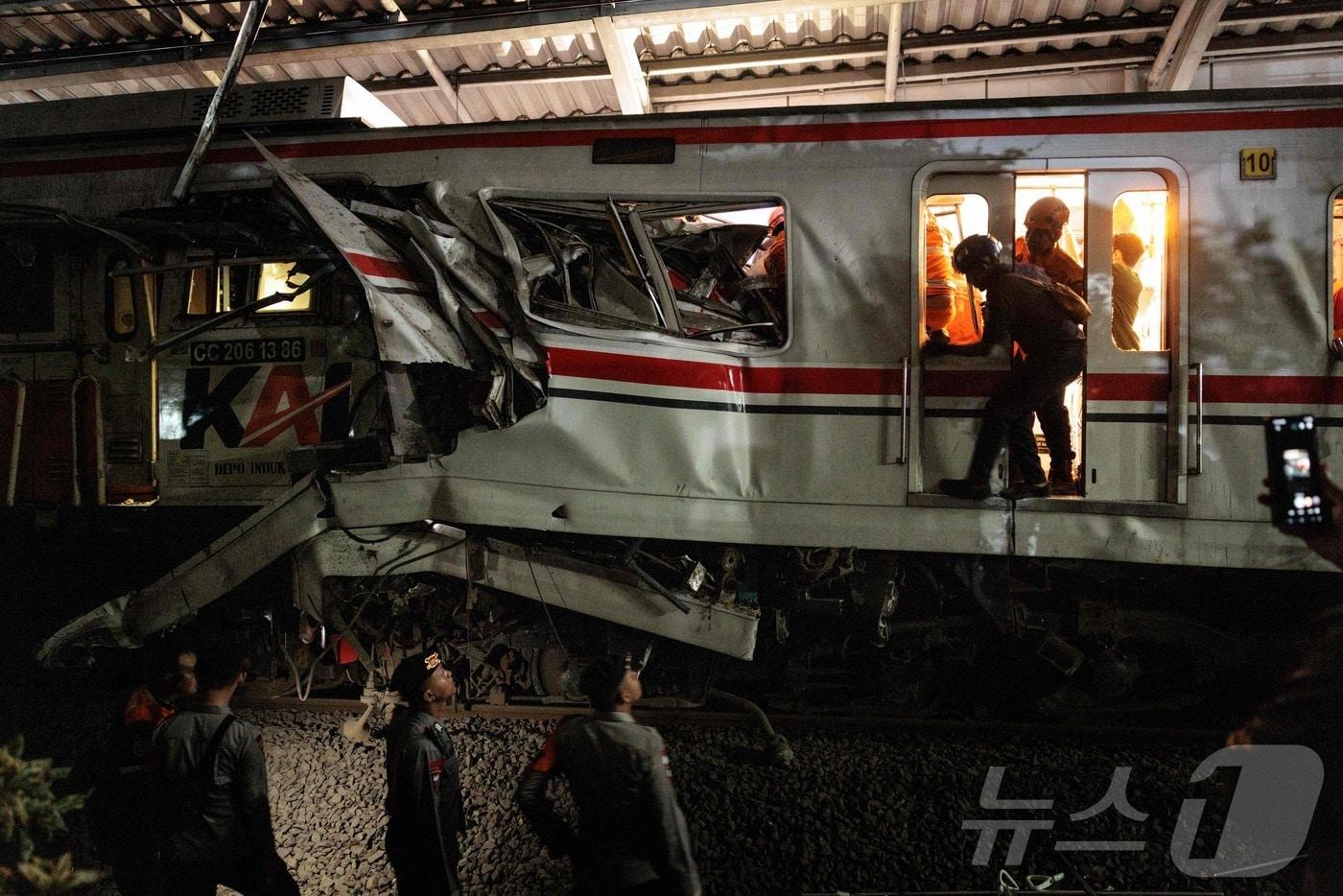 본문 이미지 - 27일(현지시간) 인도네시아 자카르타에서 약 25㎞ 떨어진 베카시 티무르 역에서 열차 두 대가 충돌해 구조대가 열차 잔해에서 승객들을 구조하고 있다. 2026.04.27 ⓒ AFP=뉴스1