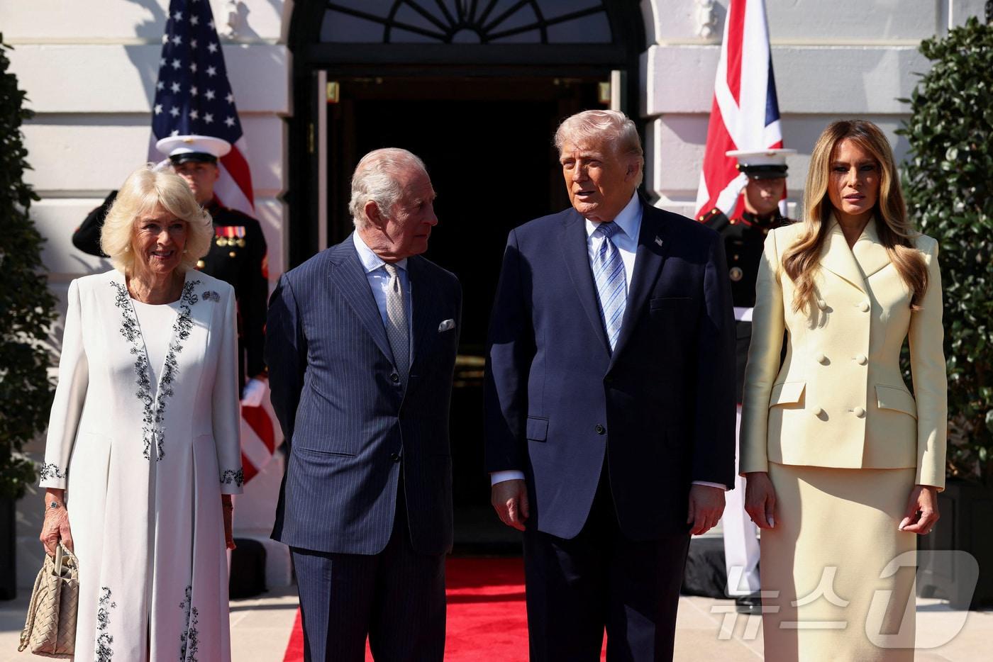 본문 이미지 - 도널드 트럼프 미국 대통령과 멜라니아 트럼프 여사가 27일(현지시간) 워싱턴DC 백악관에서 미국을 국빈 방문한 찰스 3세 영국 국왕 부부를 맞아 기념 촬영을 하고 있다. 2026.04.27. ⓒ 로이터=뉴스1