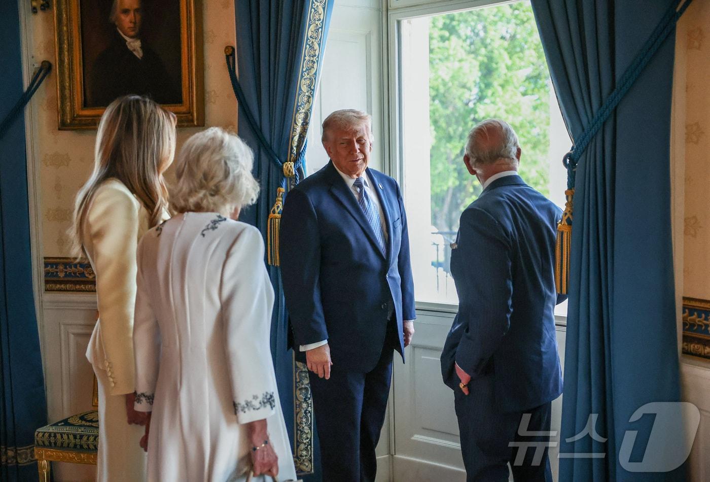 본문 이미지 - 도널드 트럼프 미국 대통령 부부가 27일(현지시간) 워싱턴DC 백악관을 찾은 찰스 3세 영국 국왕 부부와 대화하고 있다. 2026.4.27. ⓒ 로이터=뉴스1