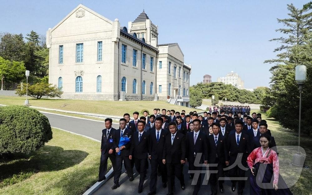 본문 이미지 - (평양 노동신문=뉴스1) = 북한 노동당 기관지 노동신문은 28일 사회주의애국청년동맹 제11차 대회 참가자들이 기록영화 시청과 영상문헌 학습, 당 창건 사적관·조선혁명박물관 등 주요 사적지 참관을 포함한 정치문화사업을 진행했다고 보도했다. [국내에서만 사용가능. 재배포 금지. DB 금지. For Use Only in the Republic of Korea. Redistribution Prohibited] rodongphoto@news1.kr