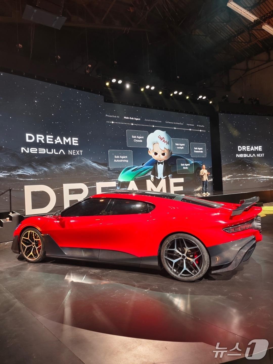 본문 이미지 - 드리미가 27일(현지시간) 미국 샌프란시스코 소재 팰리스 오브 파인아트에서 글로벌 기자 간담회를 개최했다. 사진은 드리미가 이날 공개한 신차 '네뷸라 넥스트 01 제트 에디션'(Nebula NEXT 01 Jet Edition).ⓒ 뉴스1/김진희 기자.